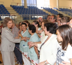 Visita a zonas afectadas por las recientes inundaciones. Su Majestad en el Polideportivo Municipal de Vera